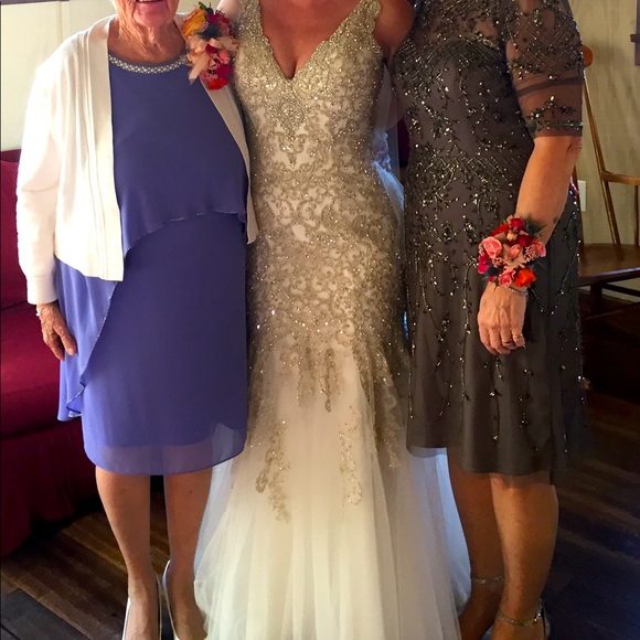 Wedding Gown Size 4 Size 6 Scallop Edge Crystal Bodice Bustled Train - Picture 2 of 7